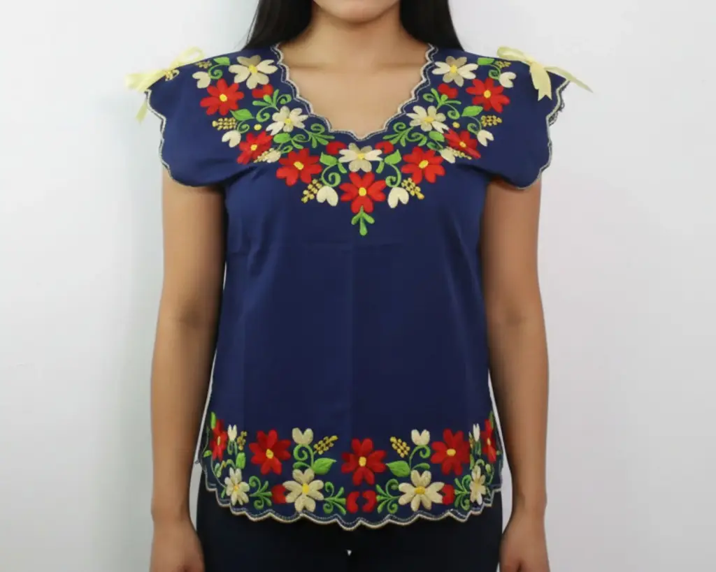 [BLS-GOR-M1-28] Blusa Tipo Hipil Yucateca Azul Pavo cuello triangular con bordados flores rojas y amarillas con listones en hombros (28)