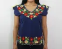 Blusa Tipo Hipil Yucateca Azul Pavo cuello triangular con bordados flores rojas y amarillas con listones en hombros