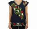 Blusa hipil yucateca en azul marino con bordados en diagonal de flores