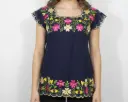 Blusa bordada azul marino con bordado de flores pequeñas 