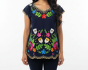 Blusa hipil azul marino con bordado multicolor 
