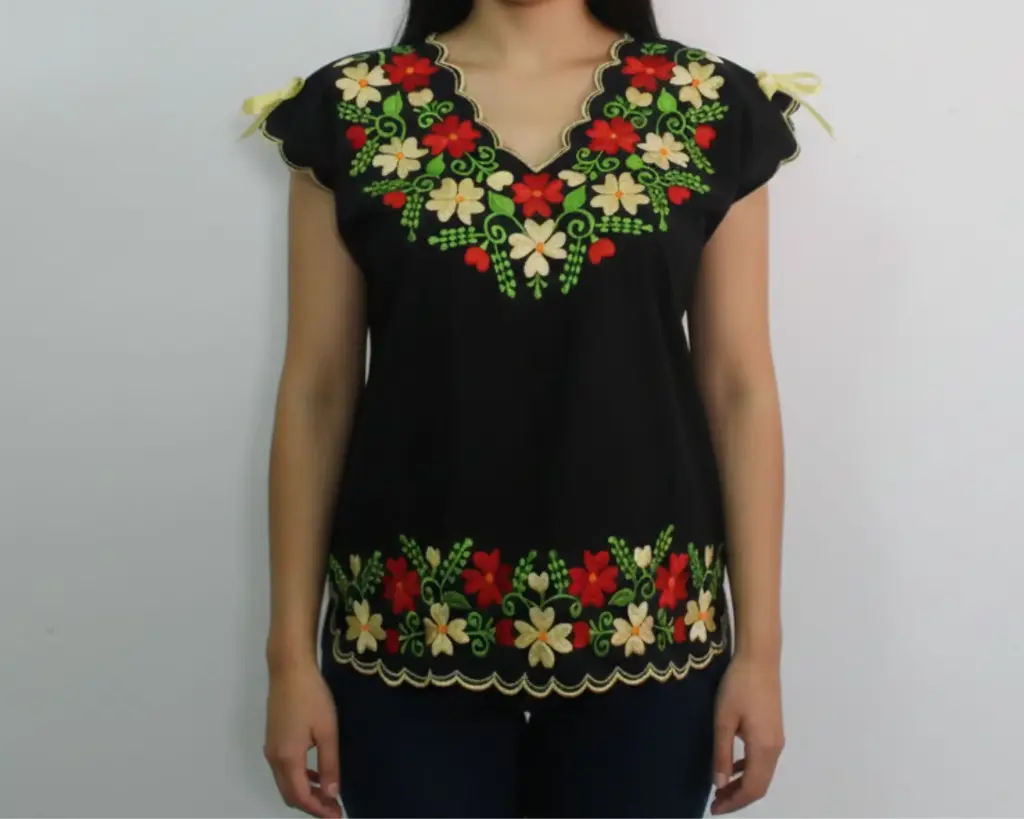 [BLS-GOR-M2-36] Blusa Tipo Hipil Yucateca Negra cuello triangular con bordados flores rojas y amarillas con listones en hombros			