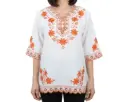 Blusa blanca con detalles bordados en naranja y calado