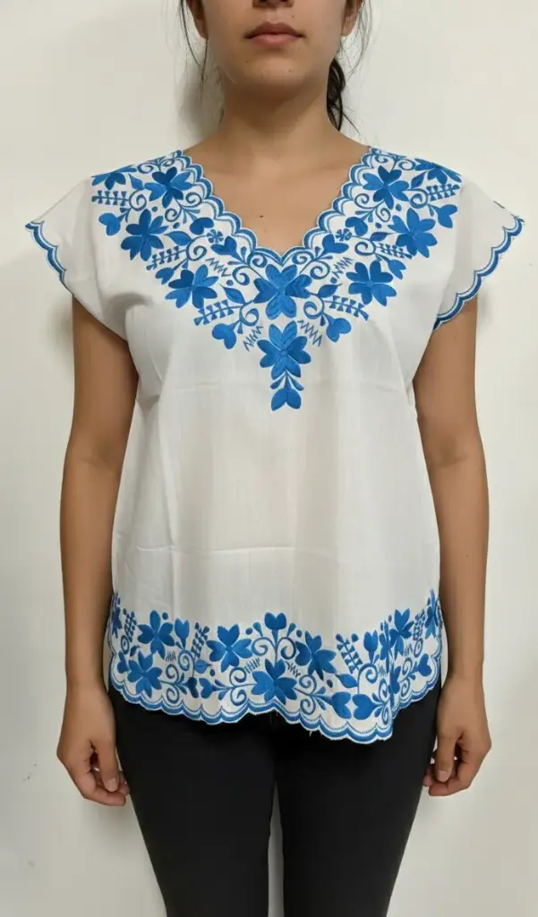Blusa blanca con detalles bordados azules