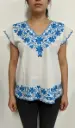 Blusa blanca con detalles bordados azules
