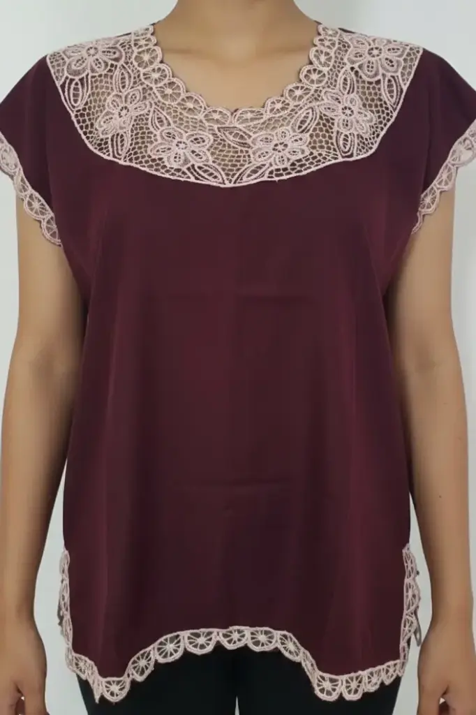 Blusa rojo vino con bordado rosa 