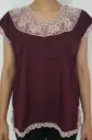 Blusa rojo vino con bordado rosa 