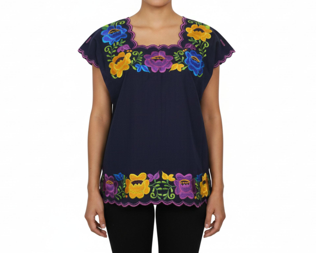 Blusa azul con bordado de flores - Modelo 3