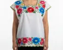 Blusa blanca con bordado de flores y orilla roja - Modelo 1