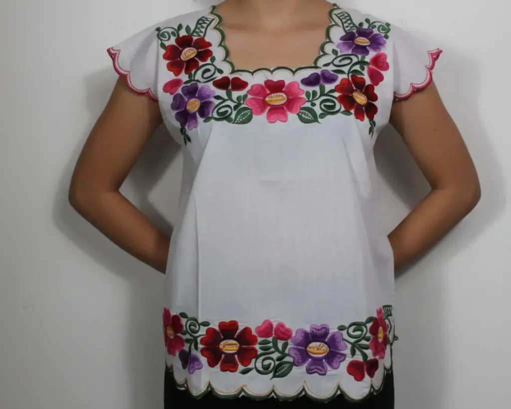 [BLS-MAY-M4-30] Blusa blanca con bordado de flores y orilla rosa - Modelo 4