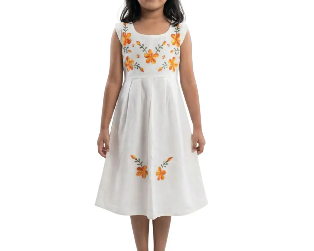 Vestido infantil color beige con flores color naranja y amarillo