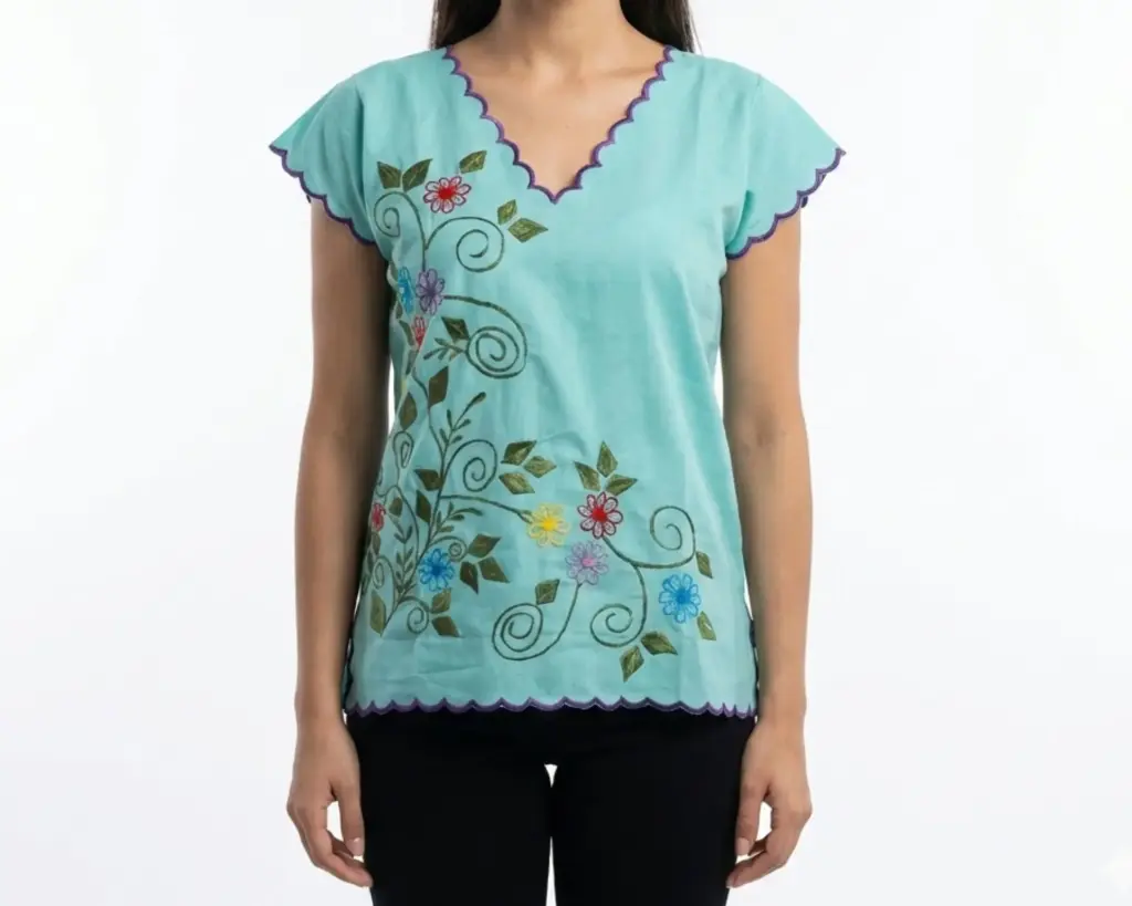 Blusa azul cielo con flores boradadas en multicolor bordes morales