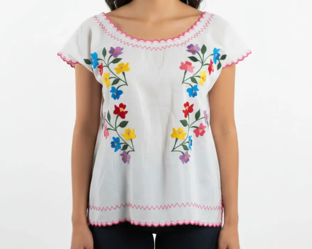 Blusa blanca cuello redondo con terminación cuadrada