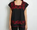 Blusa negra con flores rojas