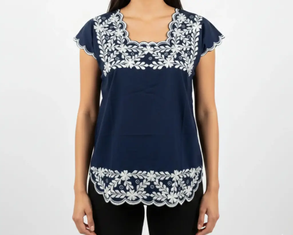 Blusa azul con flores blancas 