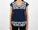 Blusa azul con flores blancas 