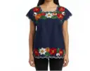 Blusa azul con flores rosas, rojas y blancas 
