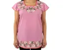 Blusa rosa con bordes naranjas y flores blancas
