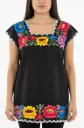 Blusa negra con flores varias