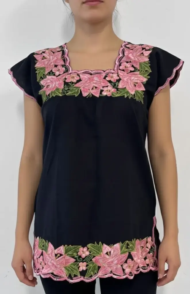 Blusa negra con flores rosas