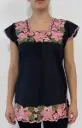 Blusa negra con flores rosas