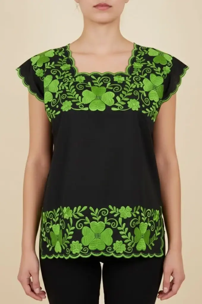 Blusa negra con flores verdes