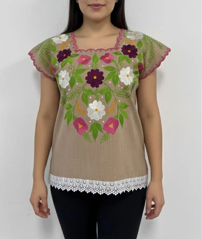 BLusa cafe con bordes rosas y flores varias