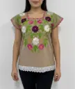 BLusa cafe con bordes rosas y flores varias