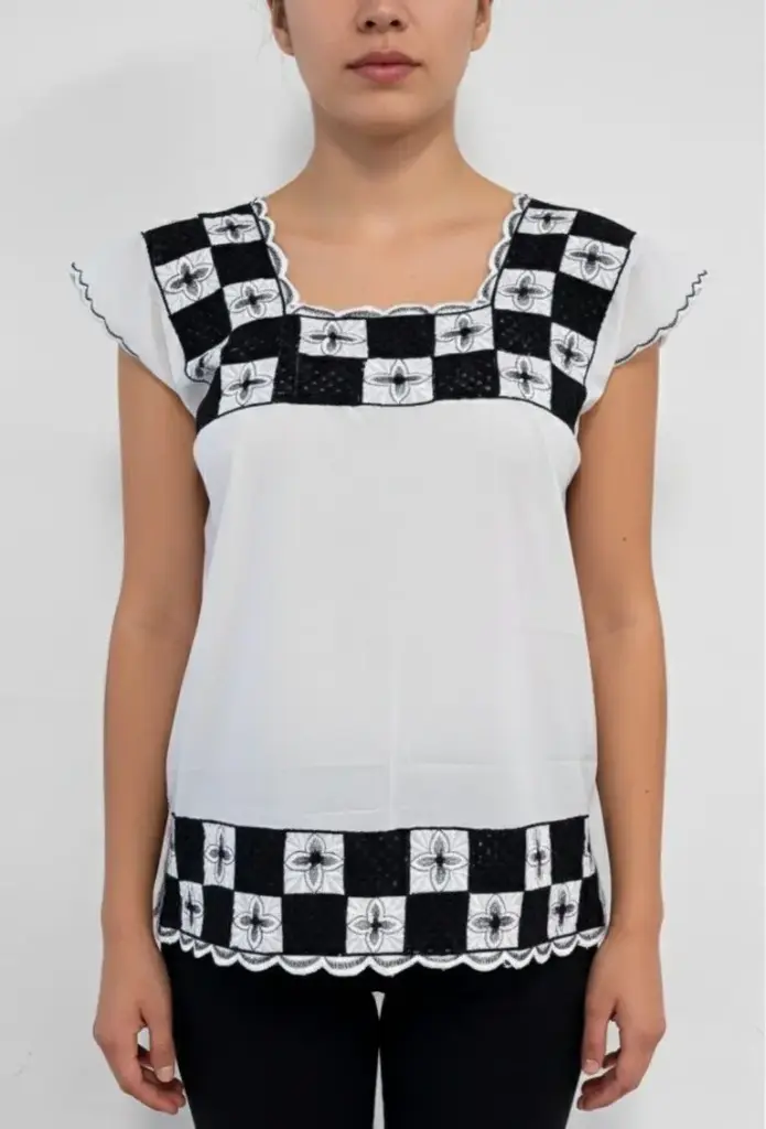 Blusa blanca con bordados y flores negras