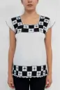 Blusa blanca con bordados y flores negras
