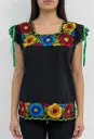 Blusa negra con flores varias