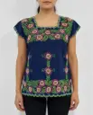 Blusa azul marino con flores rosas y verdes