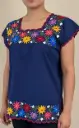 Blusa azul marino con bordes rojos y flores varias