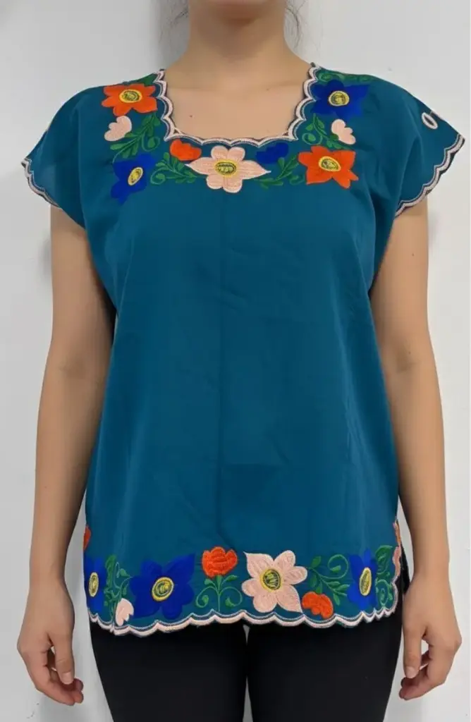 Blusa azul con bordes rosas y flores varias