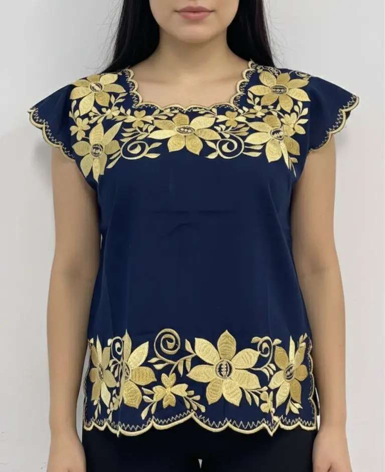 Blusa azul marino con flores y ramas doradas
