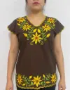 Blusa color cafe con bordado de flores