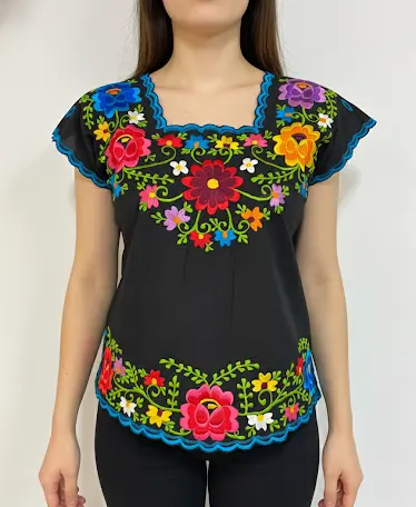 Blusa negra con flores bordadas y bordes azules