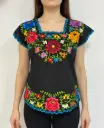 Blusa negra con flores bordadas y bordes azules