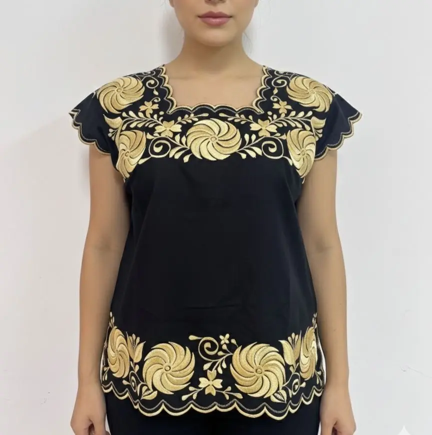 Blusa negra con flores bordadas en dorado 