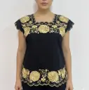 Blusa negra con flores bordadas en dorado 