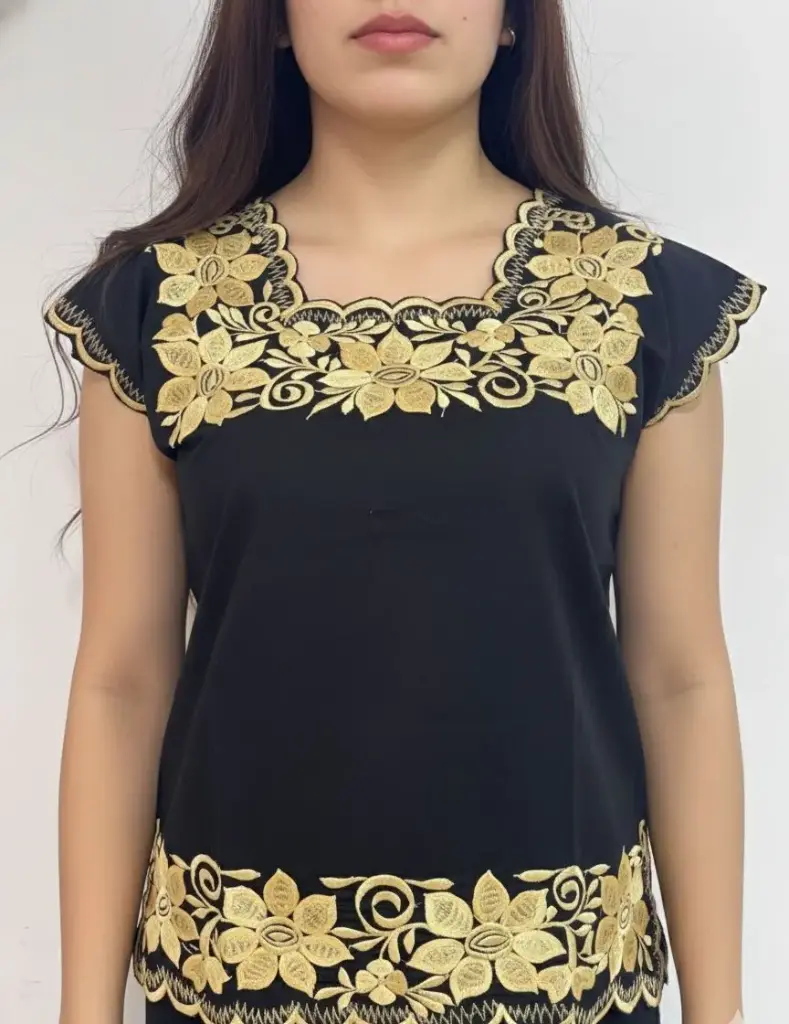 Blusa negra con flores bordadas en dorado