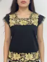 Blusa negra con flores bordadas en dorado