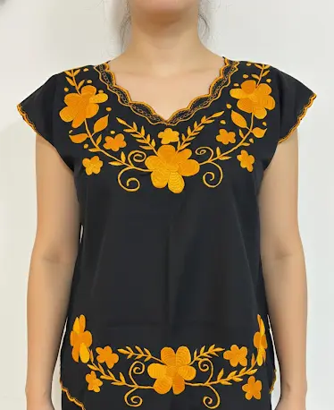 Blusa negra con flores naranjas