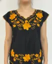 Blusa negra con flores naranjas