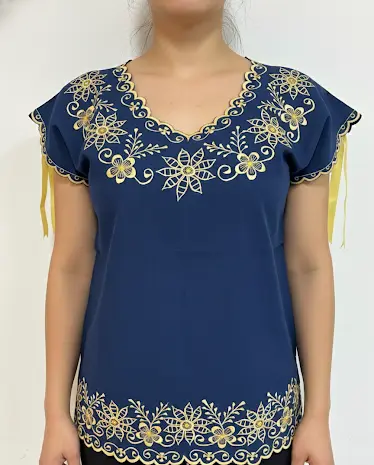Blusa azul marino con flores amarillas