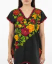 Blusa negra con flores rojas y amarillas