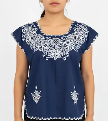Blusa azul marino con flores blancas