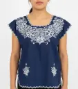 Blusa azul marino con flores blancas