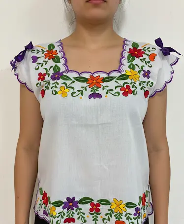 Blusa blanca con bordado de flores y los bordes morados