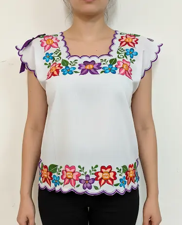 [BLS-KLY-M2] Blusa blanca con bordado de flores y los bordes morados